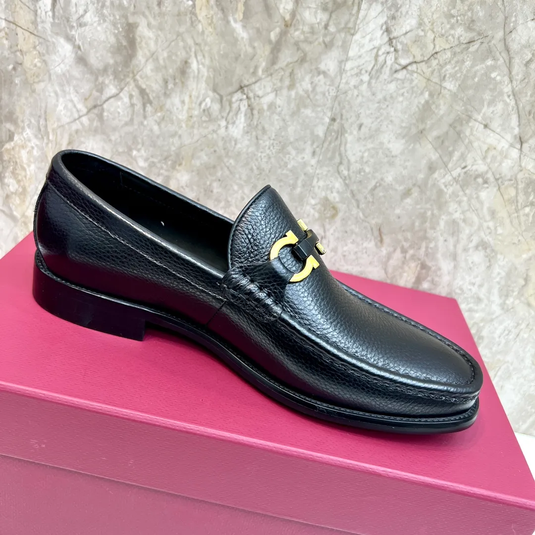 Original quality P580 Brand: Ferragamo Standard size: Men's size 38/44 (45 can be customized) Grade: Same style as the official website High-quality men's shoes Material: Customized first-layer calfskin with water-dyed cowhide lining Cowhide tiptoe Original non-slip and wear-resistant rubber outsole Style category: Men's formal business leather shoes Young and fashionable European and American trends British style Casual matching Comfortable feet Color: Actual picture